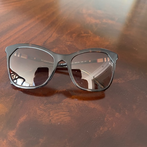 Beautiful Burberry sunglasses - Picture 1 of 7